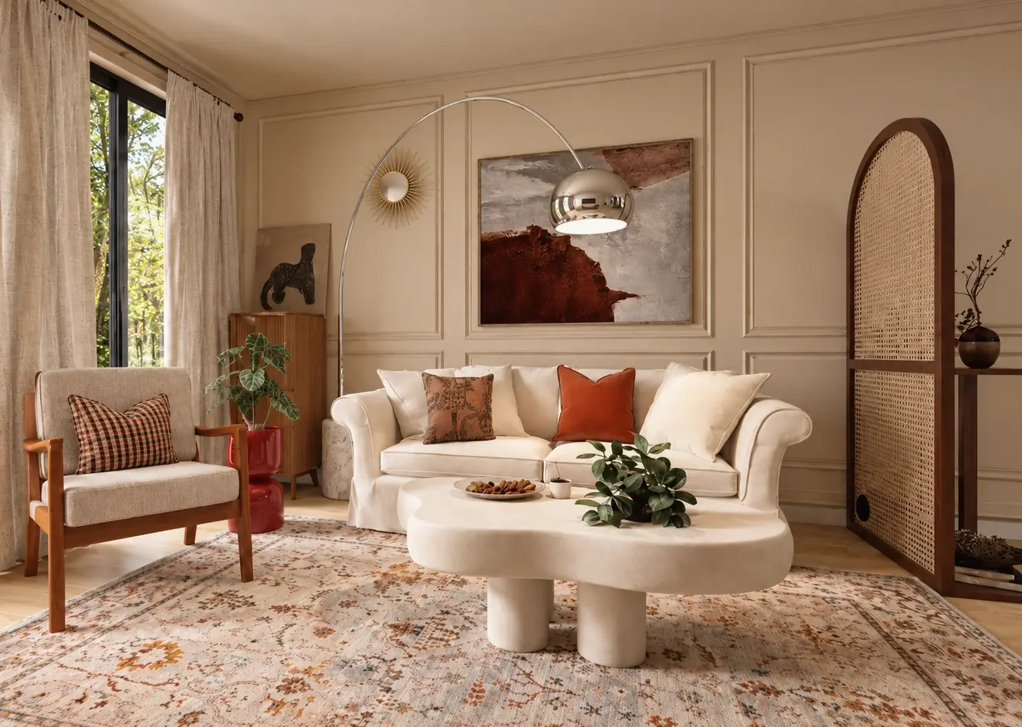 Visuel 3D d'un salon crème : canapé blanc, table basse aux formes arrondies, lampadaire arc chromé, tableau abstrait rouille, fauteuil en bois et tapis ancien.